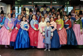 A group picture of families on Tour Korea wearing hanboks.